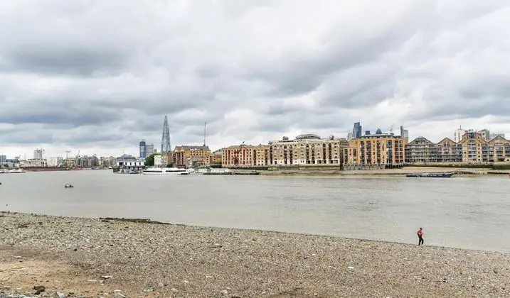 Modern 4 Bedroom Terraced House by the Thames!