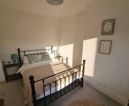Modern 4-bedroom Townhouse With Private Garden