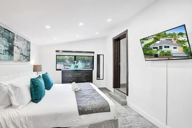 Modern 4BR with Basketball & Hot tub