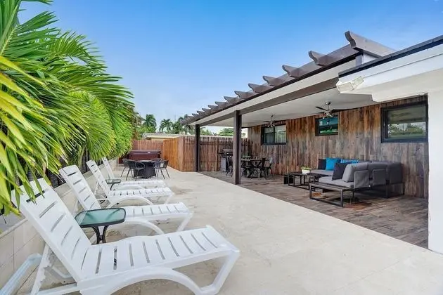 Modern 4BR with Basketball & Hot tub