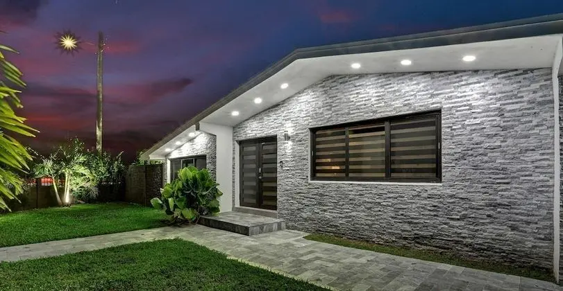Modern 4BR with Basketball & Hot tub - Dış Mekan