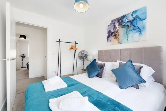 Modern 5 Bedroom 3 Bath Hse Aylesbury - Oda