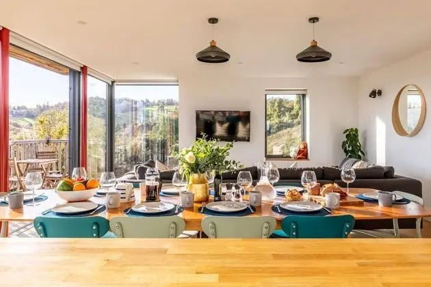 Modern 5 Bedroom Home With Garden Panoramic Views - Oda