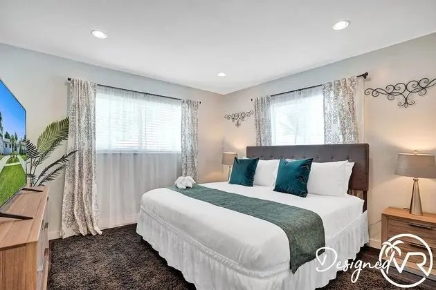 Modern 5BR with Private Heated Pool - Oda