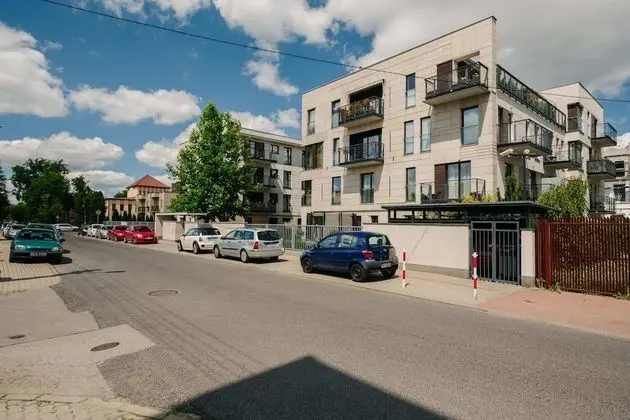 Modern Apartment Across the Ponds