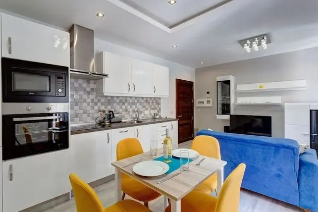 Modern Apartment Just off the Promenade