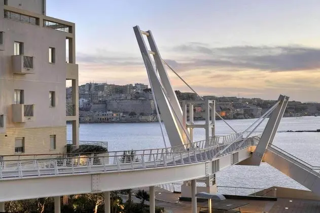 Modern Apartment Just off the Promenade