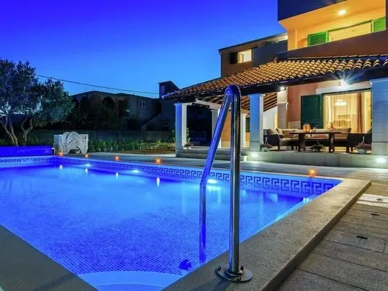 Modern Apartment in Kaštel Novi With Private Terrace