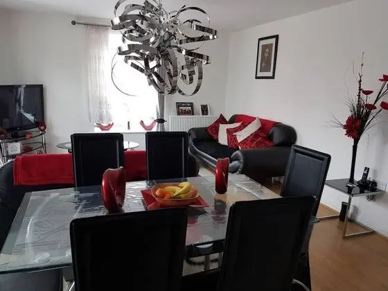 Modern Apartment Minutes From Central London, UK