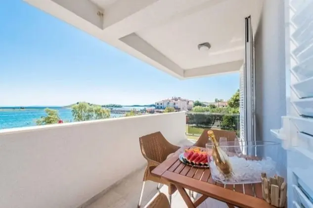 Modern Apartment Right on the Janice Beach in Pakostane, Centre 50 m Away