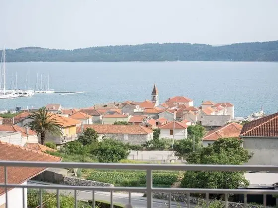 Modern Apartment in Seget Donji With Terrace