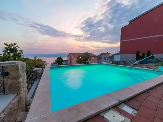 Modern Apartment With Swimming Pool