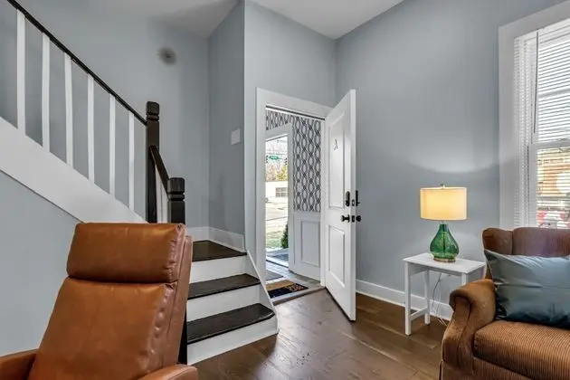 Modern Apartments near Downtown Greensboro - Lobi