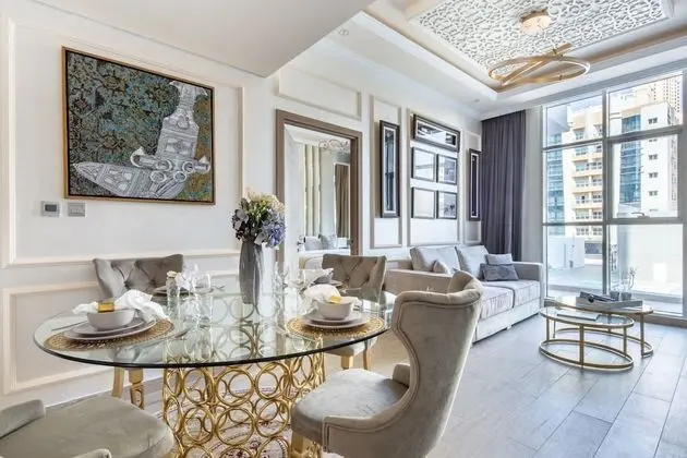 Modern Arabian Themed 1BR Apartment in Dubai Marina - İç Mekan
