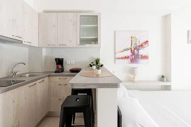 Modern Athens Studio by Cloudkeys - Mutfak