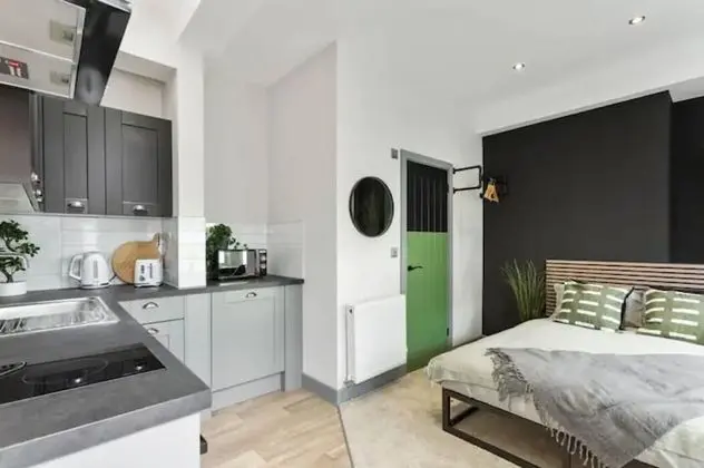 Modern & Bright 1 Bedroom Studio Apt