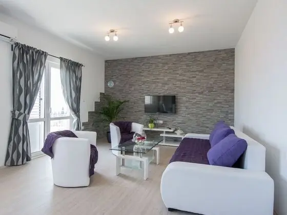 Modern, Bright and Spacious sea View Apartment, Short Walk to the Beaches