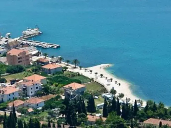 Modern, Bright and Spacious sea View Apartment, Short Walk to the Beaches