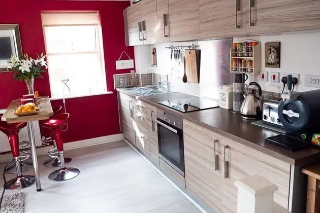 Modern Canalside City Townhouse - Parking & Garden - Mutfak