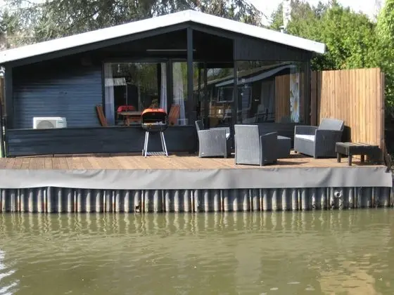 Modern Chalet in a Small Park, Located Right Along a Fishing Pond - Dış Mekan