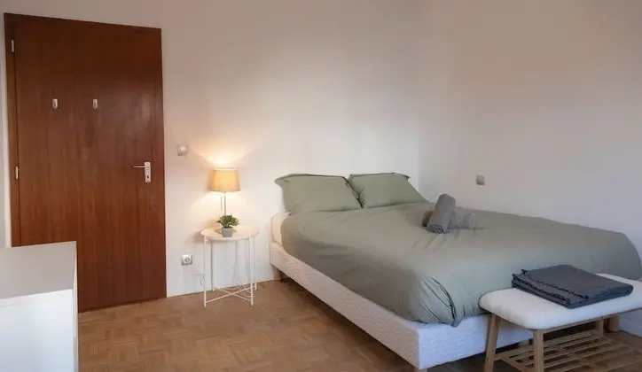 Modern Chic 2BR Apt W Balc close 2 cntr