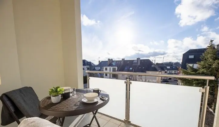 Modern Chic 2BR Apt W Balc close 2 cntr