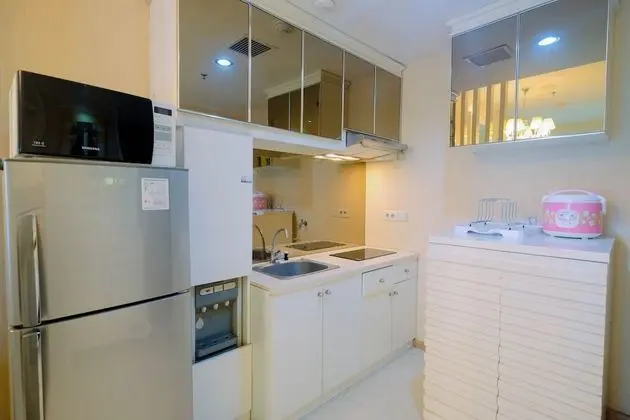 Modern and Comfortable 1BR at Casa Grande Apartment - Mutfak