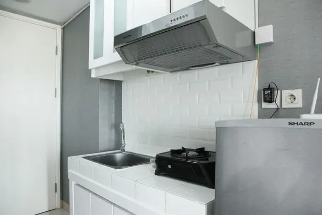 Modern and Comfortable Studio Apartment Springlake Summarecon near Summarecon - Mutfak