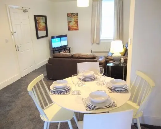 Modern Comfy 2-bedroom Flat in St Helens - Yerinde Yemek