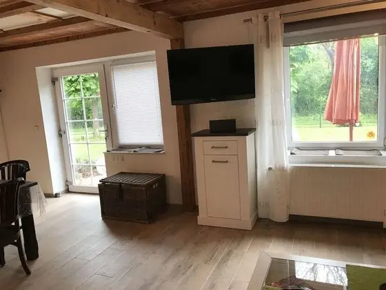 Modern Cottage Near Lake in Neu Poserin - Oda Düzeni