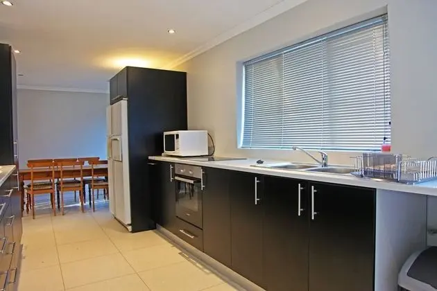 Modern Cottage In Upper Constantia - Mutfak