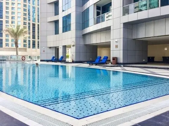 Modern and cozy 2BR Apartment in Torch Tower Dubai - Havuz