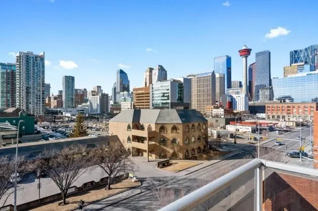 Modern DT Condo Balcony Parking Gym Hot Tub