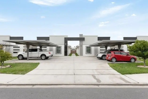 Modern Duplex with Fully Upgraded Amenities