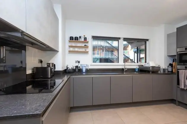 Modern Family Friendly 2 Bedroom Flat in Hackney Wick - Mutfak