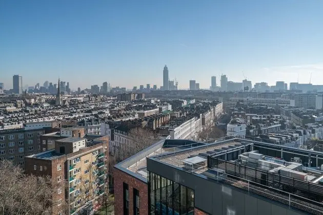 Modern Family Home close to Victoria Station
