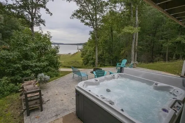 Modern Farmhouse Style Chalet with amazing Kentucky Lake views - Dock, Hottub and Firepit! - Havuz