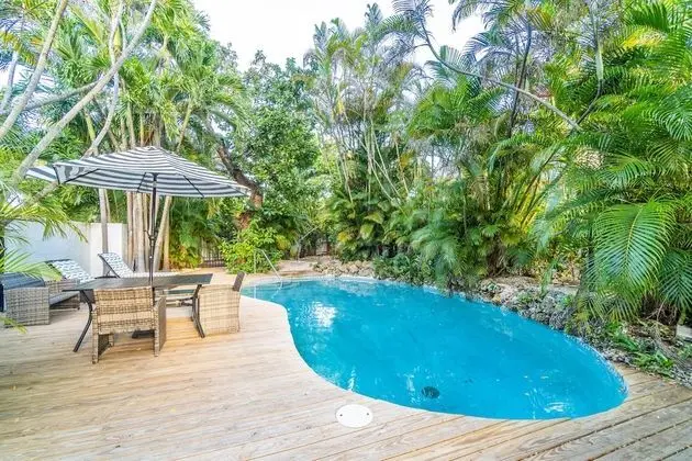 Modern & Fashionable Apartment w/Pool and Garden
