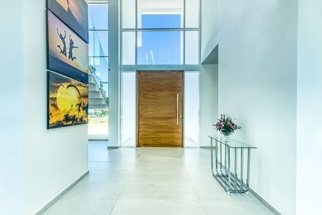 Modern and Fresh Oceanfront Villa - Lobi