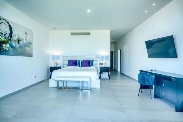 Modern and Fresh Oceanfront Villa - Oda