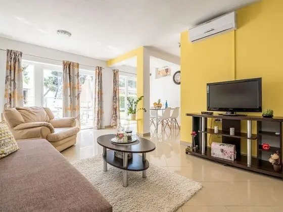 Modern & Freshly Decorated Apartment With Terrace, Near the Beach