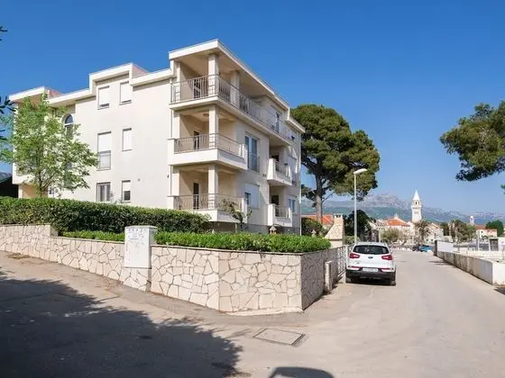 Modern & Freshly Decorated Apartment With Terrace, Near the Beach