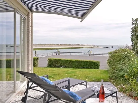 Modern Furnished Detached Bungalow, Located on the Marina