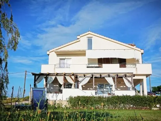 Modern Ground Floor Apartment With Private Terrace Near the Sea - Dış Mekan