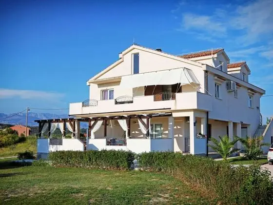 Modern Ground Floor Apartment With Private Terrace Near the Sea - Öne Çıkan Resim