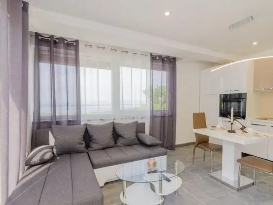 Modern Holiday Home at Crikvenica With Sea View - Oda Düzeni