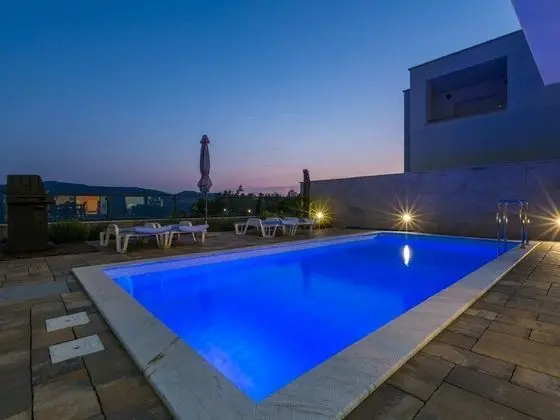 Modern Holiday Home in Grižane With Swimming Pool - Havuz