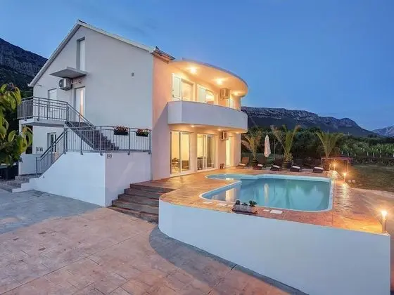 Modern Holiday Home in Kaštel Sucurac by the Sea