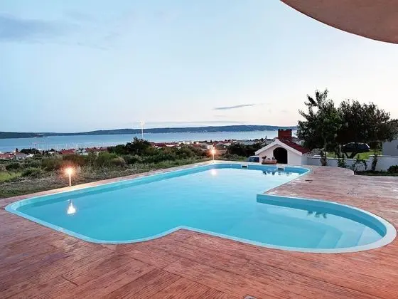 Modern Holiday Home in Kaštel Sucurac by the Sea - Dış Mekan