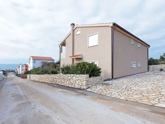 Modern Holiday Home in Mandre With Barbeque - Dış Mekan